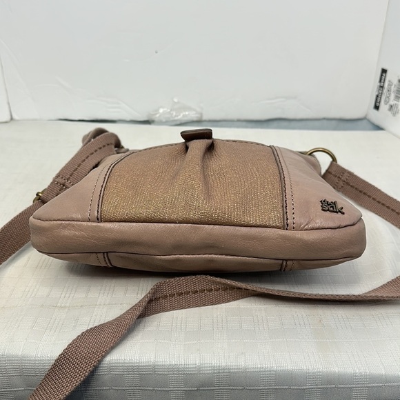 The Sak Iris crossbody in rose gold - Picture 5 of 9